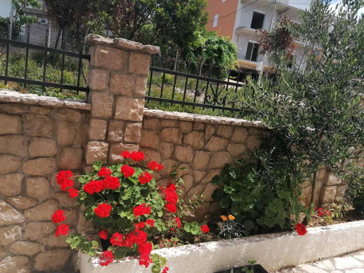 Apartments Lux Lukic Утеха Екстериор снимка