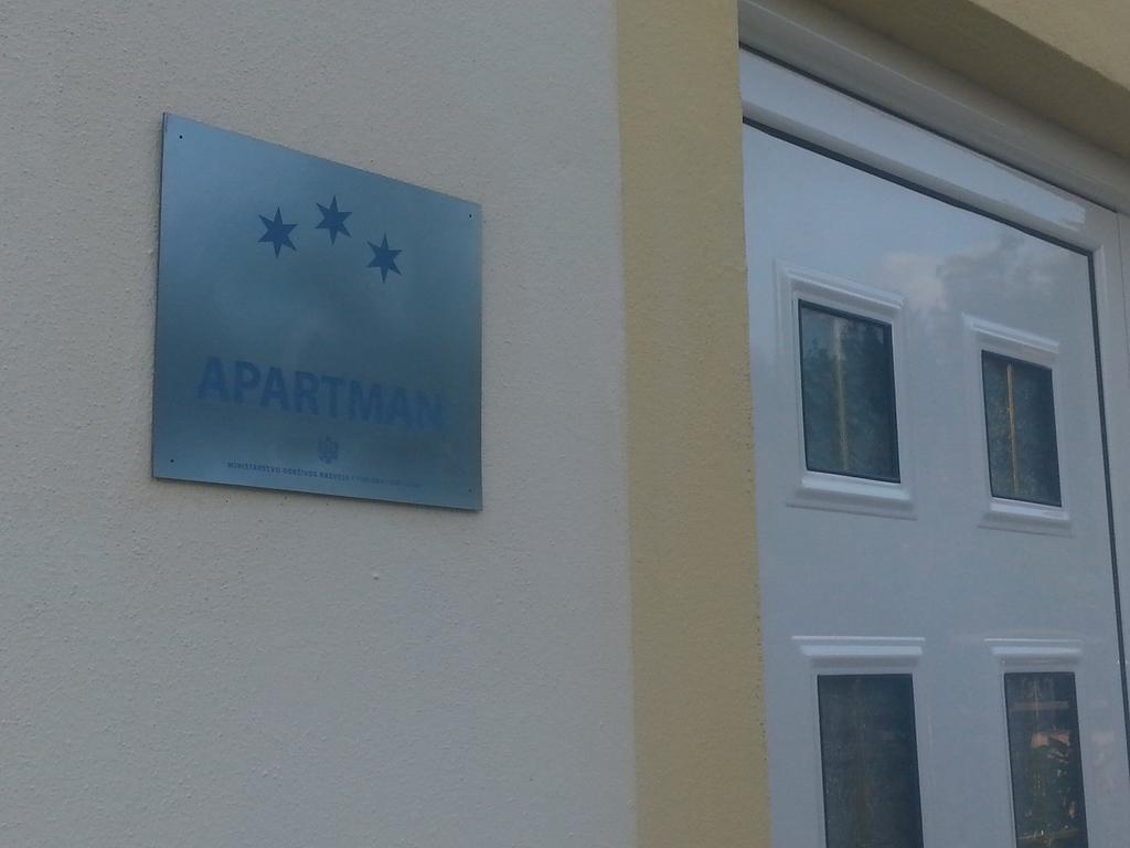 Apartments Lux Lukic Утеха Екстериор снимка