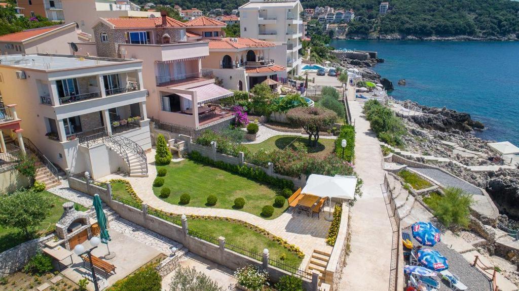 Apartments Lux Lukic Утеха Екстериор снимка